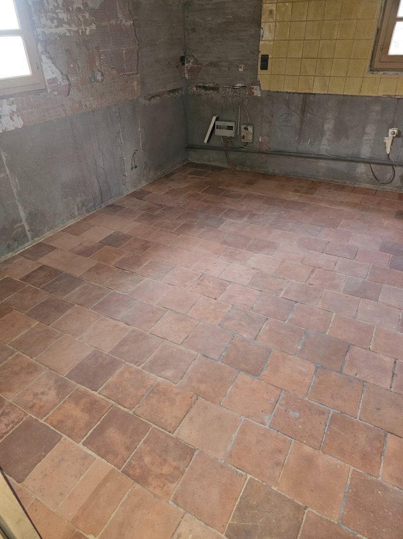 Restauration et décapage de tomettes par aérogommage